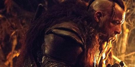 Giusto per non farsi mancare nulla, c'è pure una parte ambientata nel passato che fa molto Vikings