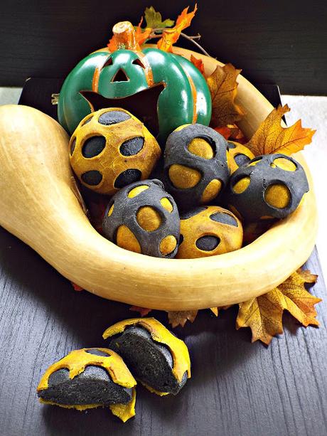 Panini di Halloween alla curcuma e carbone vegetale