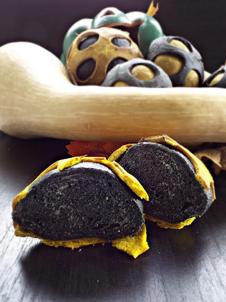 Panini di Halloween alla curcuma e carbone vegetale