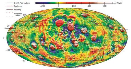 Una mappa in codice colore delle variazioni gravitazionali registrate da GRAIL. I dati sono espressi in Gal (Galileo), un’unità di misura per l’accelerazione. I cerchi rosso/bianchi mostrano i bacini aventi un solo anello topografico mentre quelli blu/bianchi indicano i bacini che non hanno un anello topografico ben definito, ma che sembrano essere bacini dalle variazioni gravitazionali registrate da GRAIL. Crediti: Neumann et al.