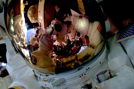 Gli astronauti della stazione completano una noiosa passeggiata spaziale