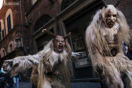 cosplayers nelle vie di Lucca, yeti 