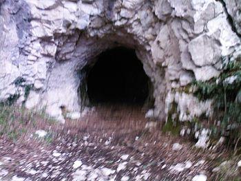 esterno della grotta delle streghe presso le f...