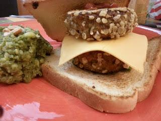 Cheese Vegburger lenticchie e avena con purè di patate al pesto di cavolo nero