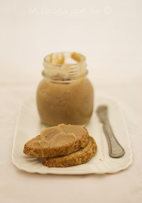 Fetta di pane con marmellata di castagne