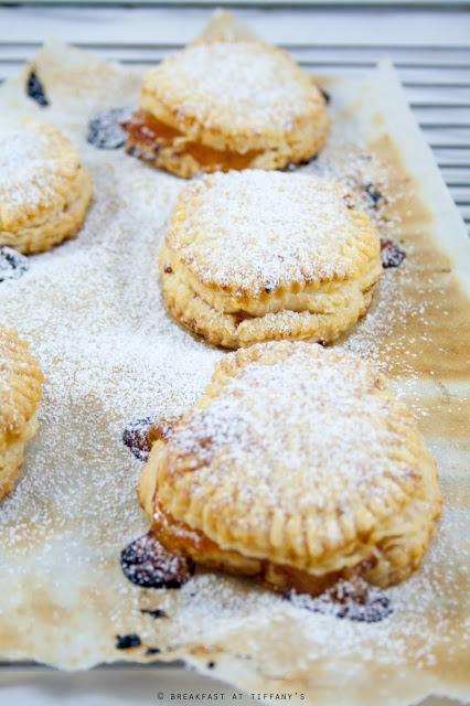 Dischetti di sfoglia ripieni di marmellata / Jam petit pastry puffs recipe