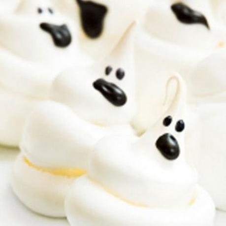 Fantasmini di marshmallow per Halloween.