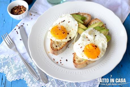 Pane, Uova e Avocado Marinato