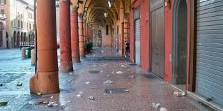 BOLOGNA. bottiglie rotte, sporcizia degrado, centro storico 