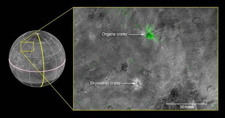 Questa immagine composita è basato sulle osservazioni dallo strumento New Horizons Ralph / LEISA fatta alle 10:25 UT (06:25 EDT) il 14 luglio 2015, quando New Horizons era di 50.000 miglia (81.000 chilometri) da Caronte. La risoluzione spaziale è di 3 miglia (5 chilometri) per pixel. I dati sono stati Leisa downlink 01-4 ottobre 2015, e trasformati in una mappa di banda di assorbimento 2,2 micron ammoniaca-ghiaccio di Caronte. Long Range Reconnaissance Imager (LORRI) immagini pancromatiche utilizzate come sfondo in questo composto sono state scattate circa 08:33 UT (04:33 EDT) 14 luglio ad una risoluzione di 0.6 miglia (0,9 chilometri) per pixel e downlink ottobre 5- 6. La mappa assorbimento ammoniaca LEISA viene visualizzato in verde nell'immagine LORRI su. La regione interessata dal riquadro giallo è di 174 miglia attraverso (280 chilometri). Credits: NASA / JHUAPL / SWRI