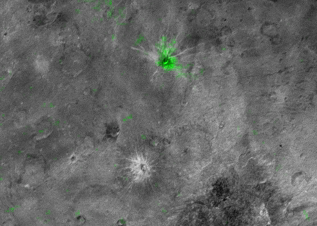 Quello segnato in verde è Organa, il più giovane cratere trovato su Caronte. Organa è un cratere ricco di ammoniaca congelata e - finora - sembra essere l'unico del suo genere sulla più grande luna di Plutone. Credits: NASA / JHUAPL / SWRI