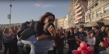 proposta nozze lungomare napoli flash mob