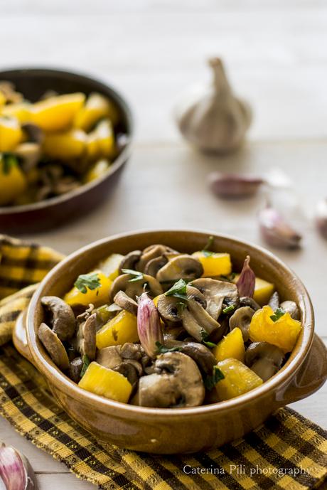 Funghi champignon con zucca e aglio rosso in camicia