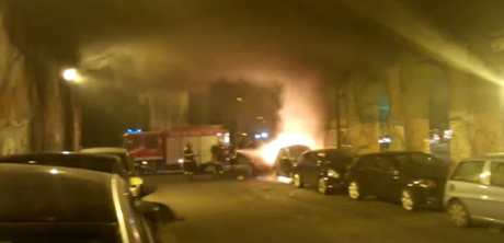 Video. Incendio al sottopasso dello Scalo San Lorenzo. Ancora tollerate le auto in sosta criminale