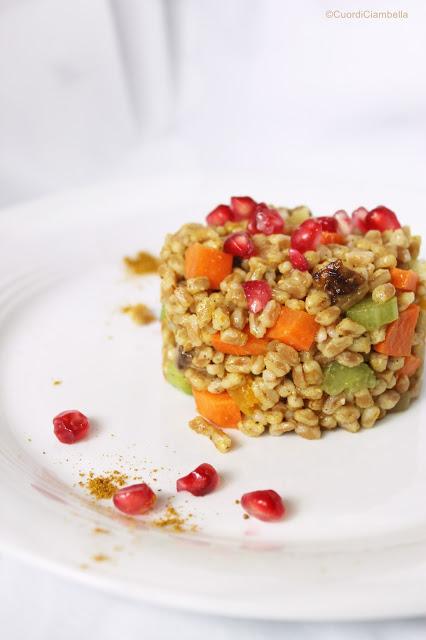 Farro Autunnale con Verdure Croccanti, Curry e Melograno e l'importanza dei Cereali in Chicco