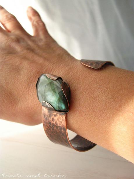 Bracciale rigido in rame e labradorite