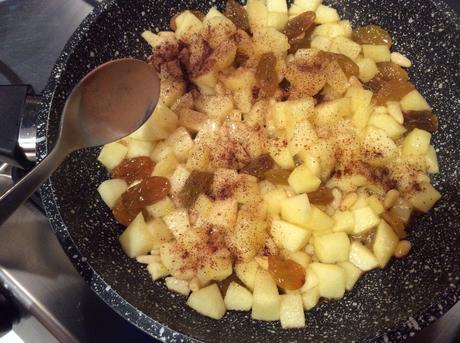 MINI TARTELLETTE DI FROLLA ALLA CANNELLA CON MELE PINOLI E UVETTA