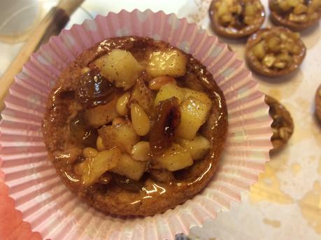 MINI TARTELLETTE DI FROLLA ALLA CANNELLA CON MELE PINOLI E UVETTA