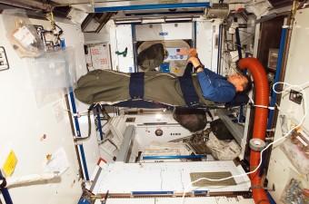 L'astronauta Paolo Nespoli mentre dorme sulla Stazione Spaziale Internazionale. Crediti: ESA.