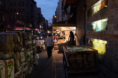 Chinatown di notte, NYC. Colori sfumati, ma forti e naturali.