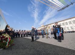 Roma/ 4 Novembre: le Forze armate in piazza tra mille bandiere tricolori