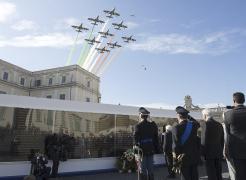 Roma/ 4 Novembre: le Forze armate in piazza tra mille bandiere tricolori