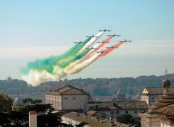 Roma/ 4 Novembre: le Forze armate in piazza tra mille bandiere tricolori