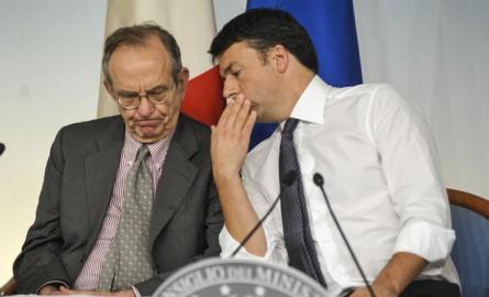 01/08/2014 Roma, palazzo Chigi, conferenza stampa di presentazione del decreto Sblocca Italia, nella fotonil ministro dell' economia Pier Carlo Padoan  il presidente del Consiglio Matteo Renzi