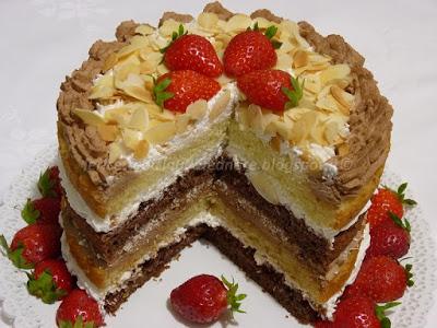 Torta ciocco, cocco, mandorle e fragole