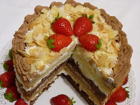 Torta ciocco, cocco, mandorle e fragole