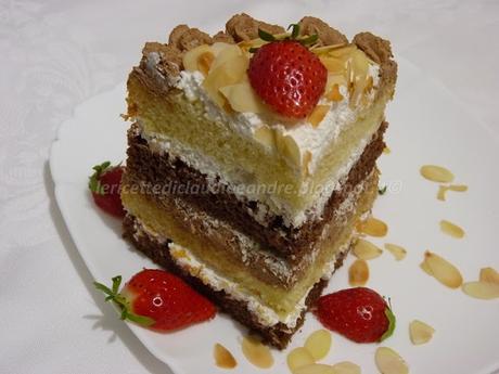 Torta ciocco, cocco, mandorle e fragole