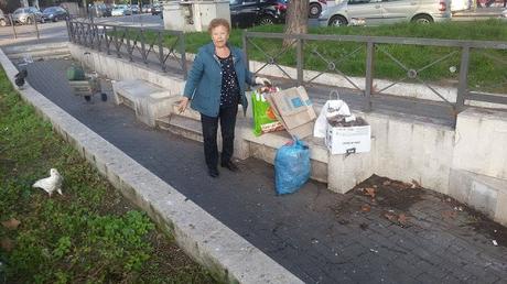 Renzi si mette i guanti, prende la cazzuola e pulisce il parchetto di Centocelle. Ma è la signora Pina