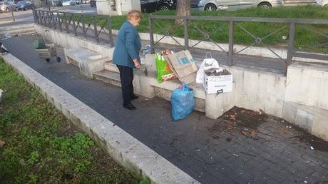 Renzi si mette i guanti, prende la cazzuola e pulisce il parchetto di Centocelle. Ma è la signora Pina