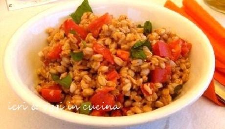 Insalata di farro, tonno, pomodorini e basilico