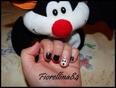 Nail art fantasmino per Halloween ◕ ‿-