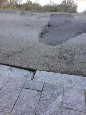 PAVIA. Un avvallamento in via Milazzo preoccupa i residenti: sprofonda ogni giorno di più.