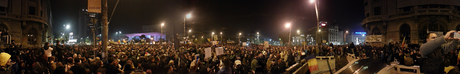 proteste in Piazza dell’Università a Bucarest il 5 novembre da https://ro.wikipedia.org/wiki/Incendiul_din_clubul_Colectiv#/media/File:Proteste_Pia%C8%9Ba_Universit%C4%83%C8%9Bii_Bucure%C8%99ti_5_noiembrie_2015.png