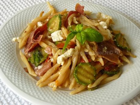 Trofie con peperoni, zucchine e prosciutto crudo