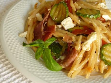 Trofie con peperoni, zucchine e prosciutto crudo