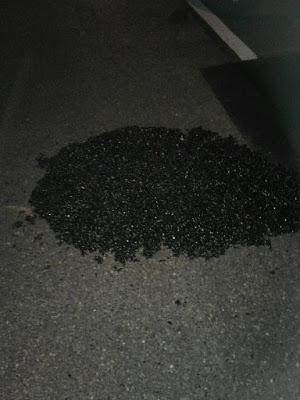 PAVIA. Una badilata di asfalto per tappare i buchi: resta irrisolto l'avvallamento della via Milazzo.