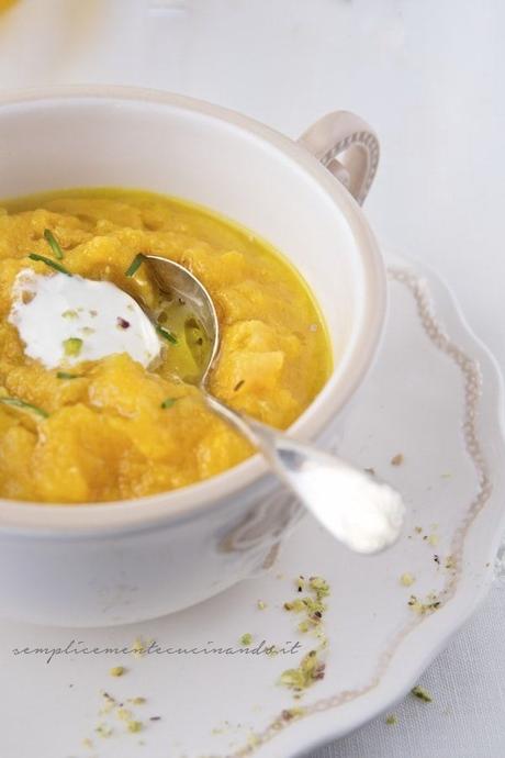 Crema di zucca e porri con granella di pistacchi