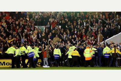 (VIDEO)Pitch invasion in Nottingham Forest vs. Derby County 06.11.2015