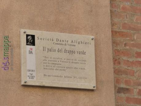 La targa per Dante a Porta Borsari