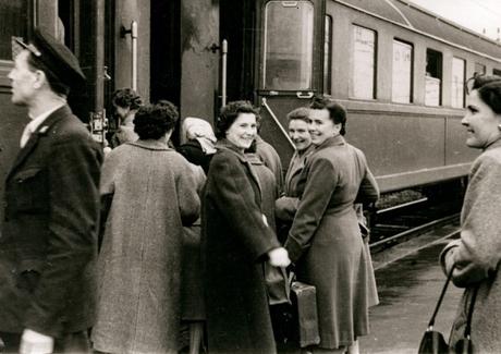 Delegazione in partenza per Assemblea delle elette a Roma, Modena, 30 gennaio 1955