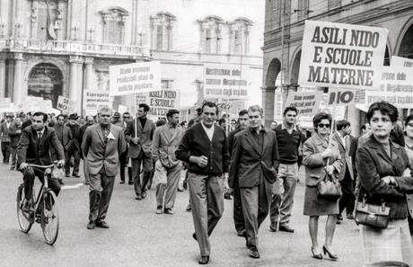 Manifestazione casa e servizi per l'infanzia, via Farini, Modena, ottobre  1969