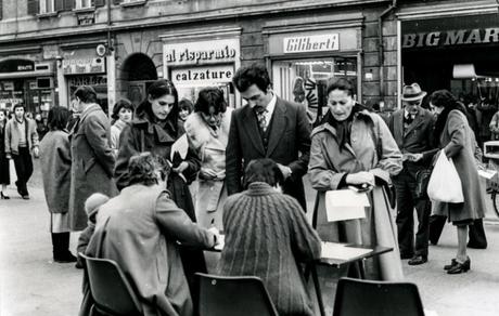 Raccolta firme per legge d'iniziativa popolare contro la violenza sessuale, Piazza Matteotti, Modena, 8 marzo 1980