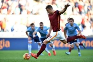 Roma's forward from Bosnia-Herzegovina Edin Dzeko kicks a penalty during the Italian Serie A football match AS Roma vs SS Lazio at the Olympic Stadium in Rome on November 8, 2015. AFP PHOTO / ALBERTO PIZZOLI        (Photo credit should read ALBERTO PIZZOLI/AFP/Getty Images)