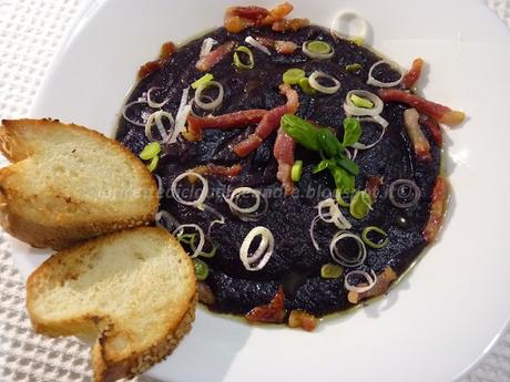 Vellutata con carote viola, zenzero e pancetta