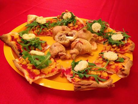 Con e Senza Bimby, Pizza con Mais, Pomodoro, Emmental e Rucola