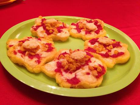 Con e Senza Bimby, Pizzette di Polenta a Fiore con Mais, Pomodoro ed Emmental